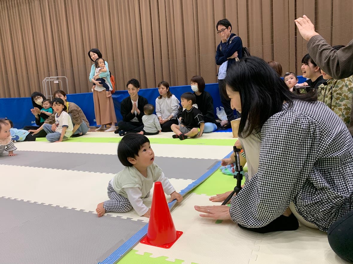 赤ちゃん一人でゴールに向かう「ハイハイ・よちよちレース」