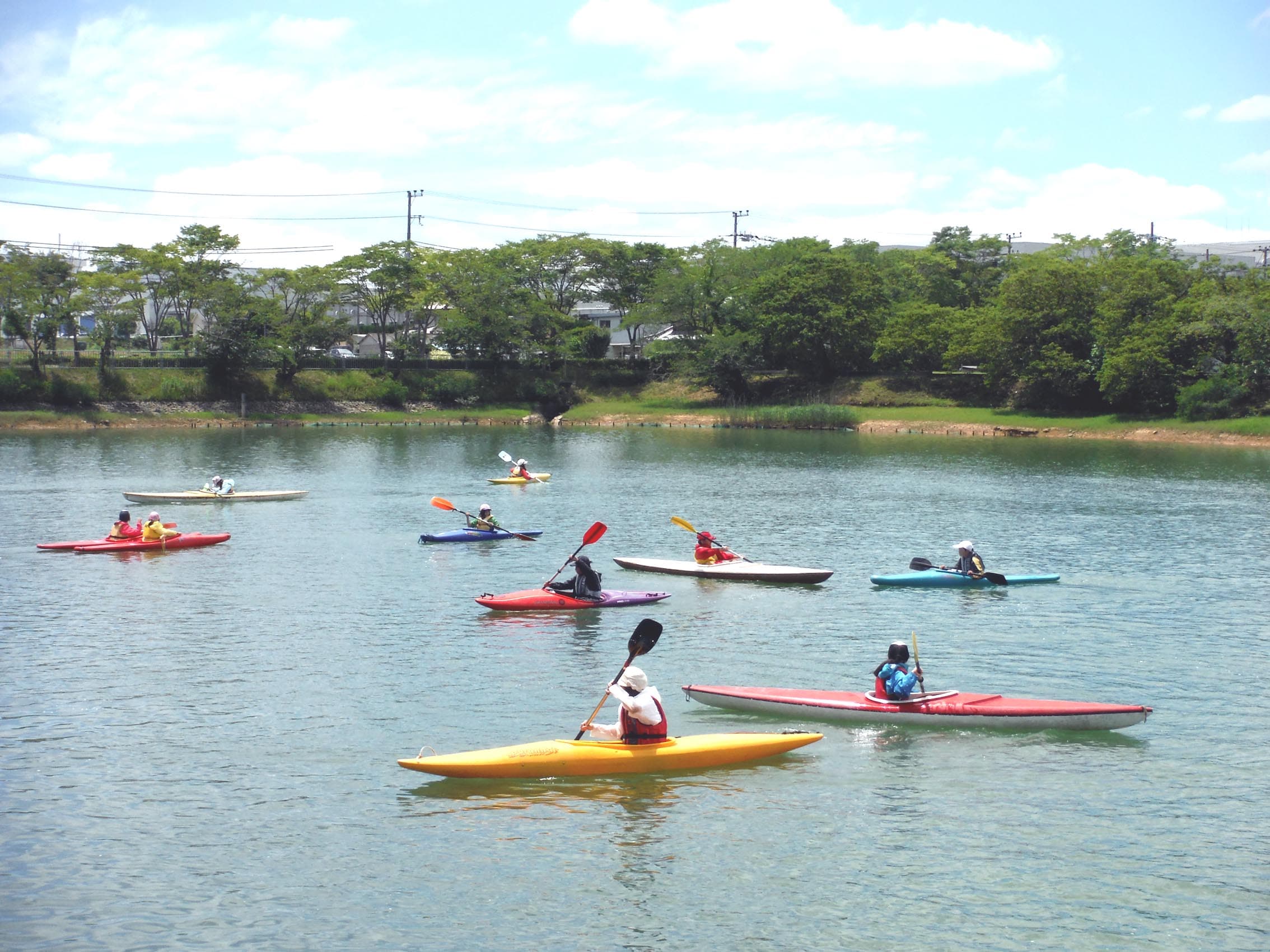 ファミリーで千丈寺湖を楽しむカヌー遊び